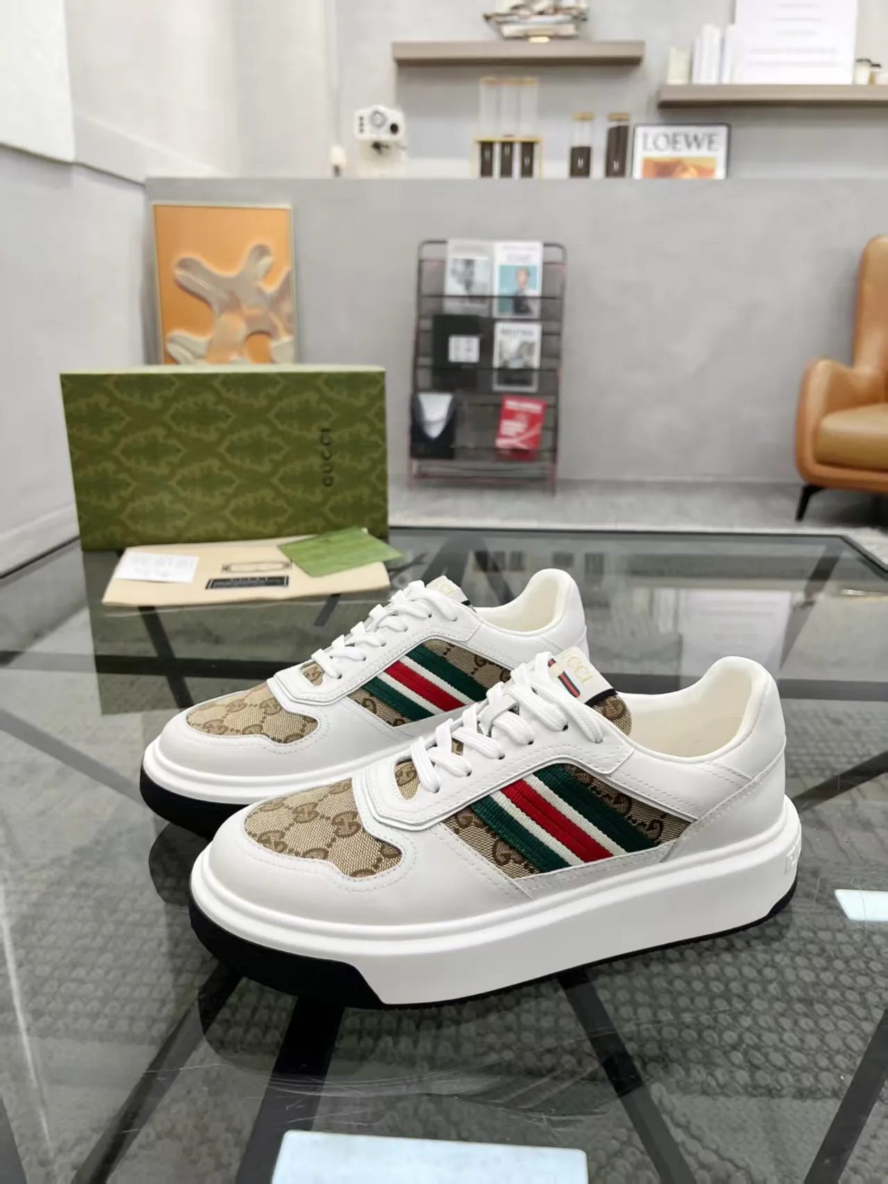 Factory price: 460💰Gucci’s new men’s shoes GUCCI] latest shoes shipped. Original quality, fashionable, made of special materials, sheepskin lining, brand new packaging. The foot feels super comfortable and the workmanship is impeccable. Size: 38-44, customized 45